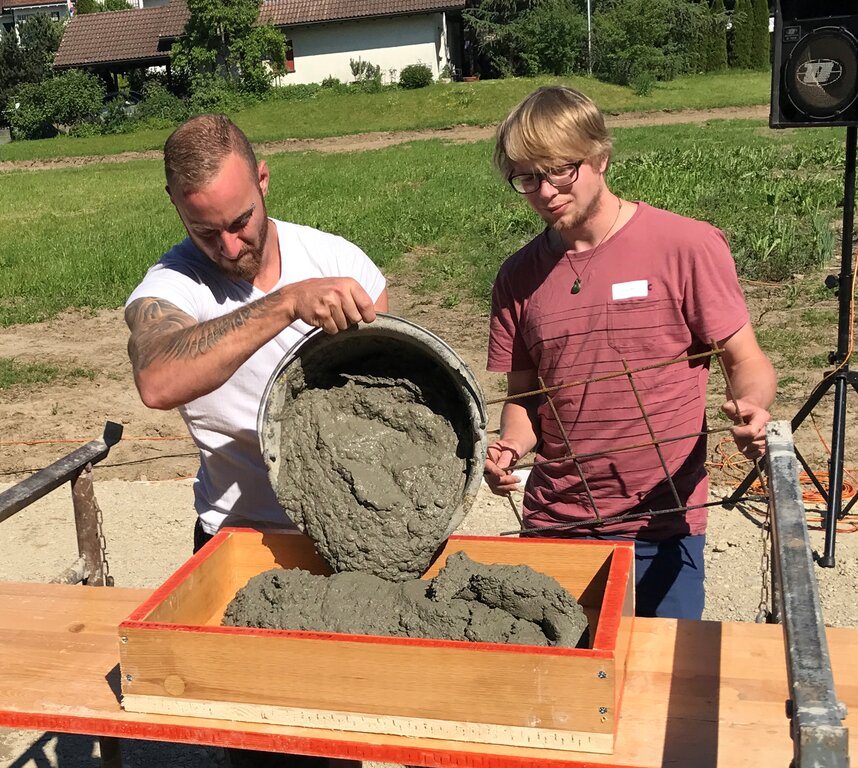 Aufmerksam: Manuel Bachmann und Jonas Räber giessen die Form aus.
