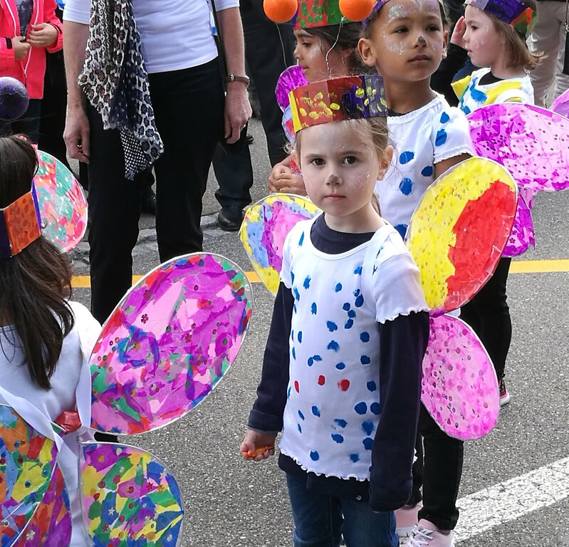Bereit zum Davonfliegen: Schülerinnen als bunte Schmetterlinge.