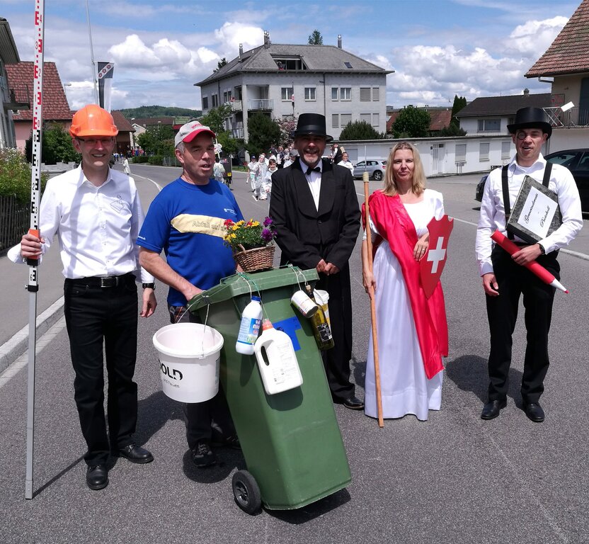 Kunterbunte Ressorts: Der Gemeinderat Dintikon am Umzug.