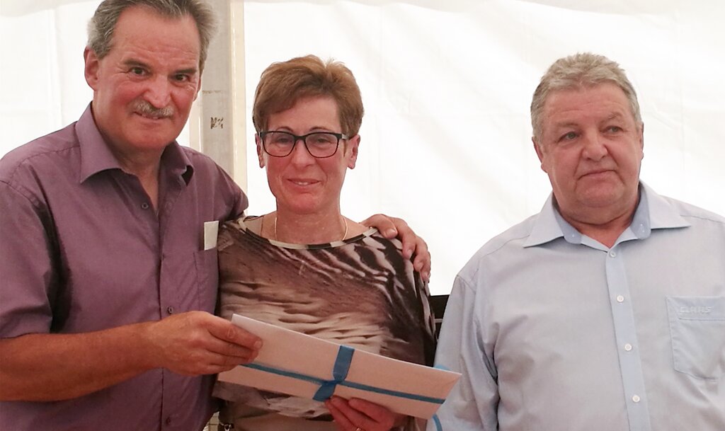 Feierten zusammen 100 Jahre: Geschäftsführer Edi Schmid mit Ehefrau Siegi und Präsident «Reini» Gloor. Foto: Fritz Thut