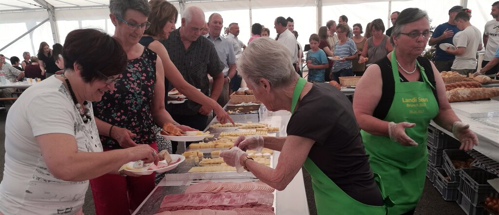 Grossandrang am Buffet: Brunch vor der Landi Hallwil. Foto: Fritz Thut