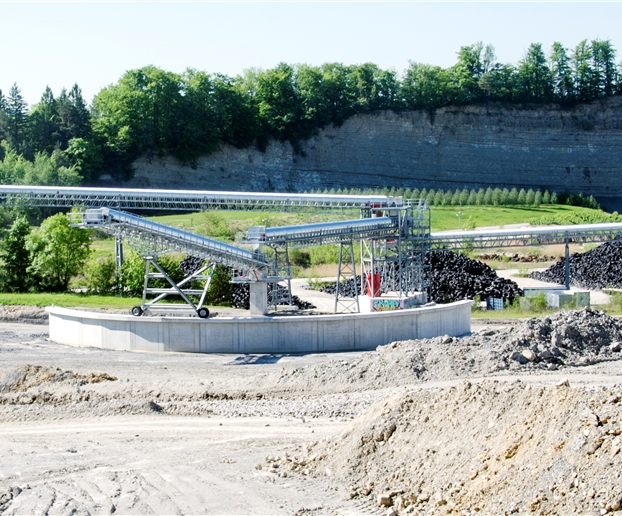 Eindrückliche Technik: Im Steinbruch Jakobsberg steht eine Verteileranlage. Hier können unterschiedliche Materialien zwischengelagert werden.
