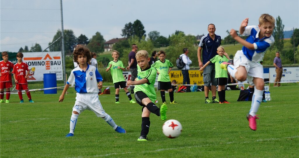 Fliegende Fussballer: Ein Spektakel boten die Sarmenstorfer (grüner Dress) bei ihrer unglücklichen 1:3-Niederlage gegen den späteren Turniersieger GC. Fotos: Ruedi Burkart