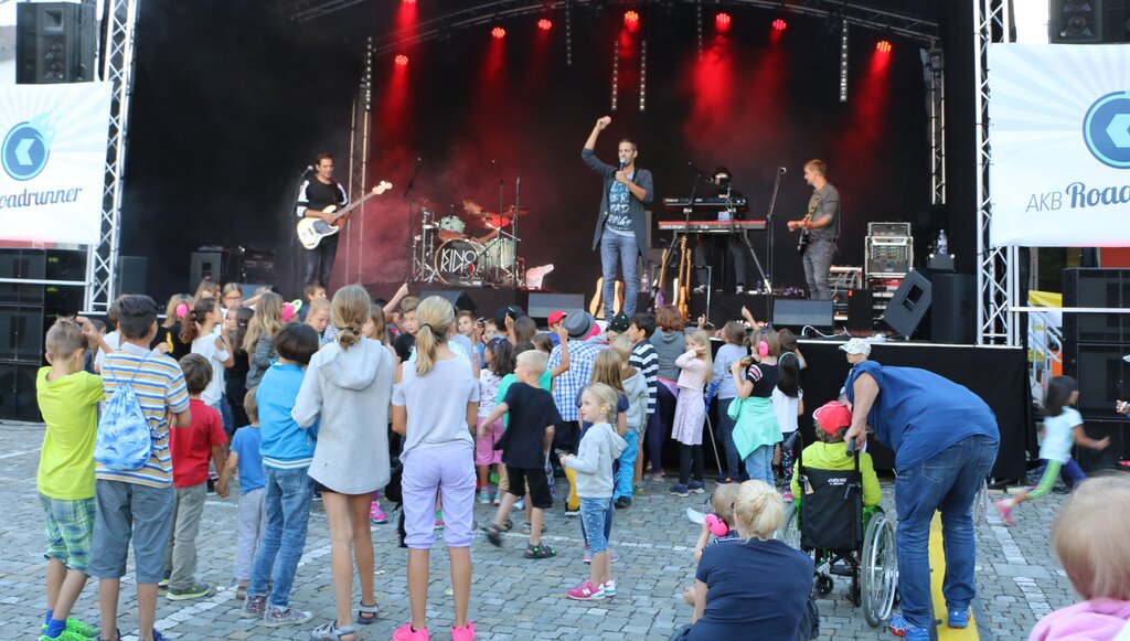 Die Band «Kino Kino» heizte der jungen Generation mit Schweizer Mundartpop ein.
