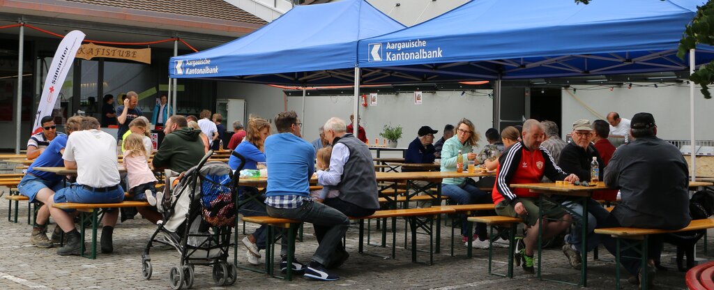 Gemütliches Beisammensein zum Beispiel bei einer Wurst vom Grill.
