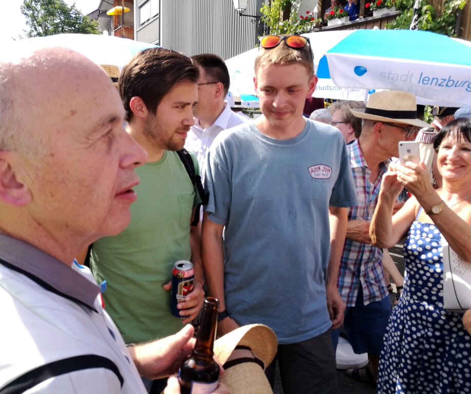 Bier gegen den Durst: Bundesrat Ueli Mauer im Gespräch mit dem Volk. Foto: Fritz Thut
