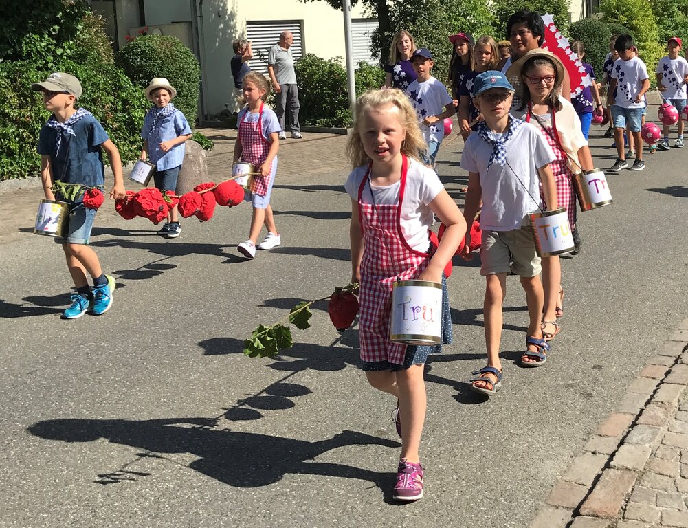 Trübeli-Pflücker: Die Kinder verteilten Johannisbeer-Konfitüren.