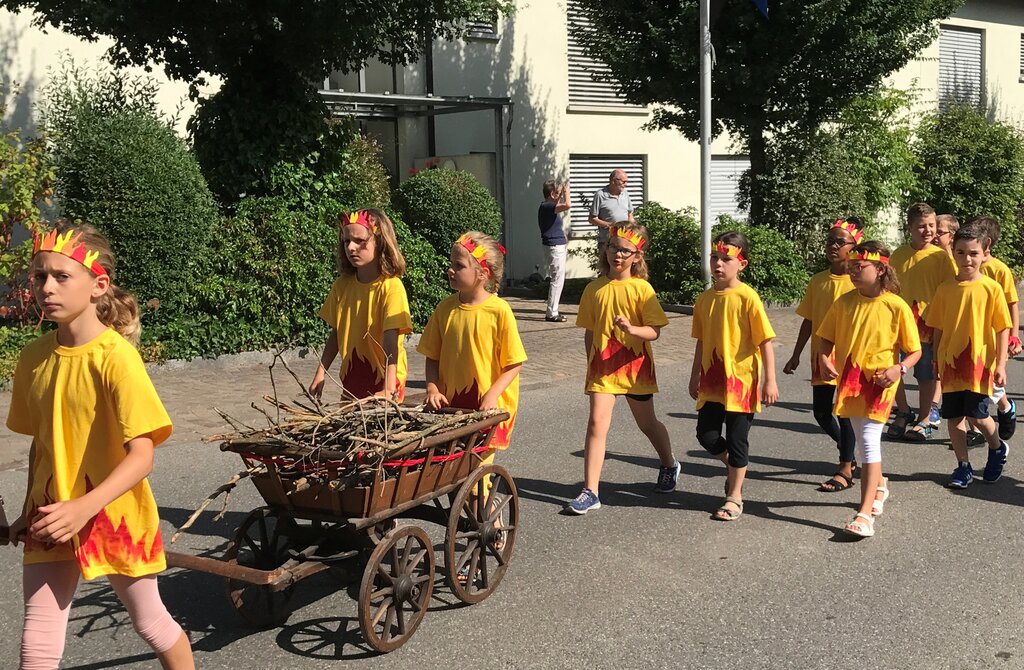 Silvesterfeuer: Als Flämmlein ziehen die Kinder Holz für das Feuer mit.
