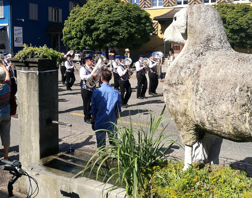 Wahrzeichen als Schmuck: Die Musikgesellschaft passiert Brunnen.