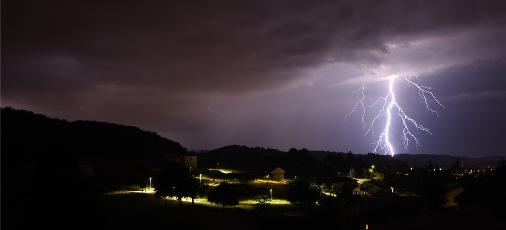 In einem Blitz treten Stromstärken auf, die im Durchschnitt 20 bis 30 Millionen Volt und 20000 Ampere betragen. Im Bild: eine blitzaktive Gewitterzelle mit Sturm und Regen über dem Seetal. Fotos: Andreas Walker
