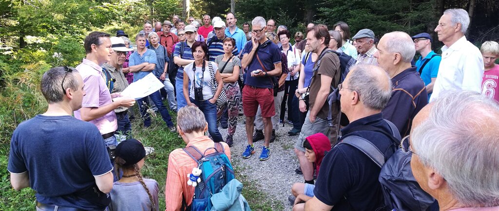 Interessantes vermittelt: Patrick Steiger (mit Blatt) orientiert eine Gruppe am «Lenzburger Umgang» über Aspekte der Wasserversorgung. Foto: Fritz Thut