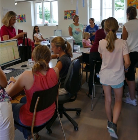 Bibliotheksarbeit: Schülerinnen und Schüler erledigen die Ausleihe für Bibliothekskunden. Bibliotheksarbeit: Schülerinnen und Schüler erledigen die Ausleihe für Bibliothekskunden.
