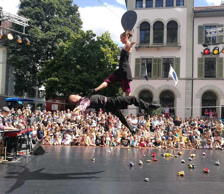 Begeisterte: Compagnie Roikkuva auf dem Freischarenplatz. Foto: Fritz Thut