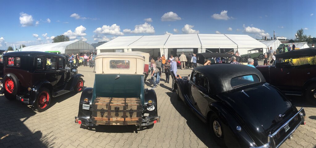 Oldtimerparade: Bestehend aus Autos des beginnenden 20. Jahrhunderts. Oldtimerparade: Bestehend aus Autos des beginnenden 20. Jahrhunderts.