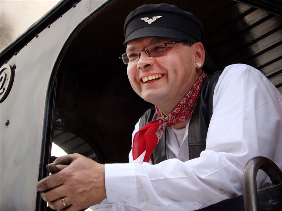 Vor der Dampffahrt: Präsident und Heizer Roger Henchoz hat die Kohlen bereitgestellt. Foto: zvg