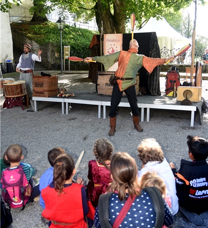 Staunende Kinder: Das Gaukler-Duo Forzarello zeigt Kunststücke. Staunende Kinder: Das Gaukler-Duo Forzarello zeigt Kunststücke.