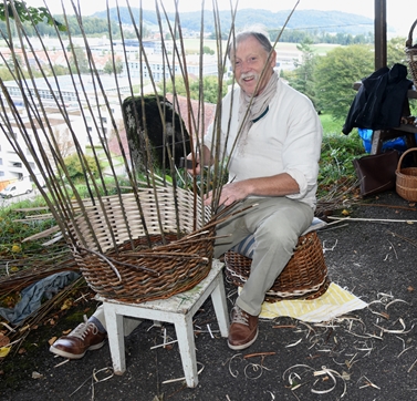 Kunst des Korbflechtens: Fritz Ruch im Einsatz. Kunst des Korbflechtens: Fritz Ruch im Einsatz.