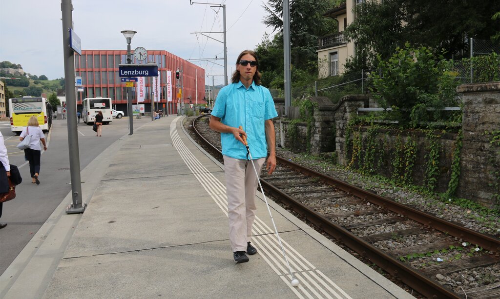 Selbstständig dank Hilfsmittel: Arthur Freis aus Ammerswil, seit drei Jahren stark sehbehindert, meistert den Weg von Ammerswil nach Aarau selbstständig. Die weissen Linien am Boden sind ihm dabei eine grosse Hilfe. Fotos: Melanie Solloso
