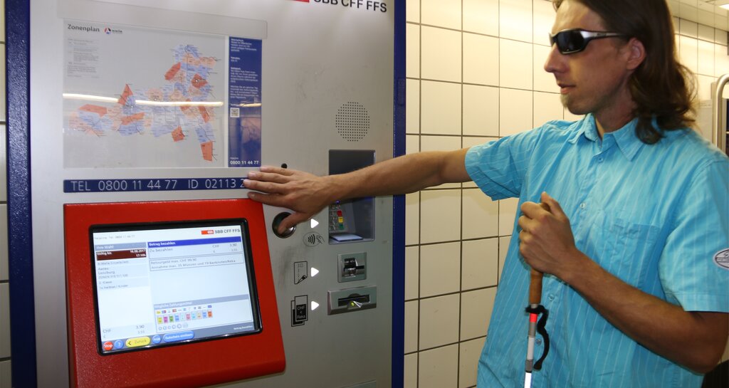 Touchscreens sind für sehbehinderte Menschen eine unüberwindbare Hürde. Die SBB haben das Problem mit einer Helpline gelöst.