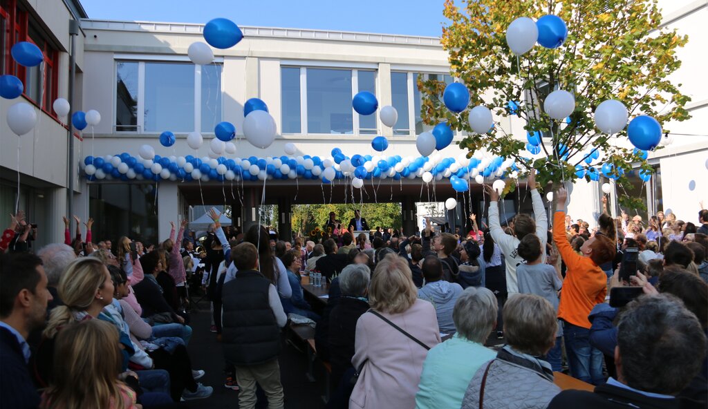 Die Primarschülerinnen und Primarschüler liessen zur Schulhauseinweihung die Ballone steigen. Fotos: Melanie Solloso
