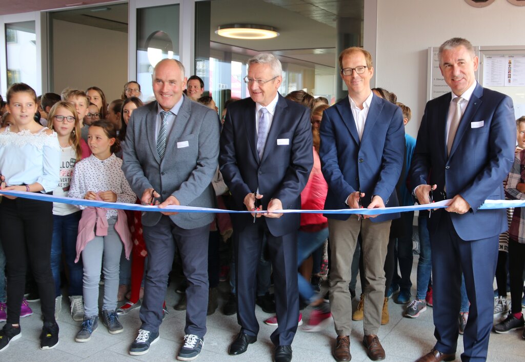 Und Schnitt: Schulpflegepräsident Fritz Kummer, Gemeindeammann Rudolf Hediger, Architekt Patrick Schmid und Regierungsrat Alex Hürzeler durchschneiden das symbolische Band.

