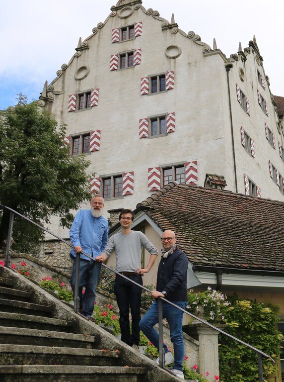 Bringen Schloss Wildegg zum Duften: Projektleiter Rudolf Velhagen, Duftinstallateur Derk Reilink aus Amsterdam und Projekt-Mitinitiant Sebastian Fischenich.Foto: Melanie Solloso
