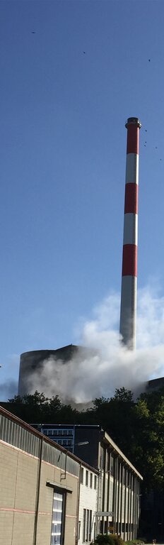 Oben ohne, unten mit: Aus dem Kamin kommt kein Dampf mehr, dafür aus den Kühltürmen der neuen Wärmerückgewinnungs-Anlage bei den Ju- ra-Cement-Fabriken. Foto: zvg Oben ohne, unten mit: Aus dem Kamin kommt kein Dampf mehr, dafür aus den Kühltürmen der neuen Wärmerückgewinnungs-Anlage bei den Ju- ra-Cement-Fabriken. Foto: zvg