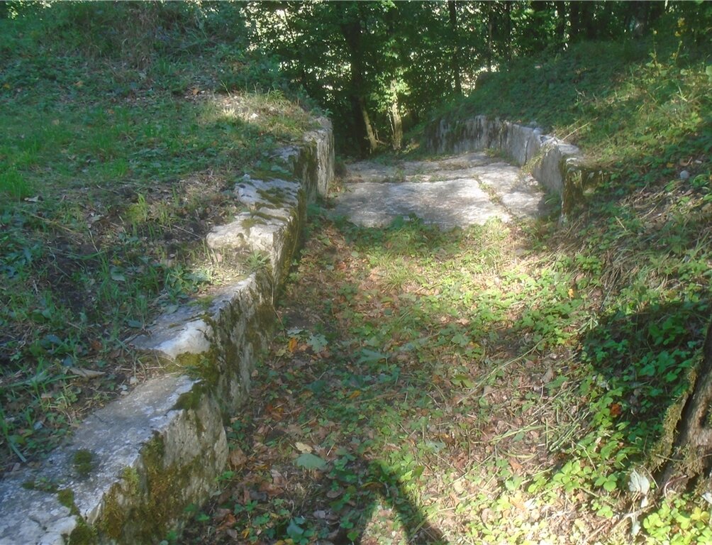 Wassergraben: Dient heute als Fussweg durch den Länzertwald. Foto: zvg
