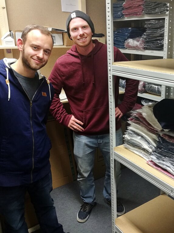 Logistik-Zentrum im ehemaligen Gemüseladen: Nikin-Gründer Nicholas Hänny und Robin Gnehm im Lager am Seenger Fabrikweg. Foto: Fritz Thut
