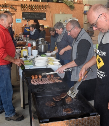 Grossandrang: In der «Schöfeler-Beiz» gibts Kartoffelsalat, Fleisch vom Grill und weitere Leckereien.