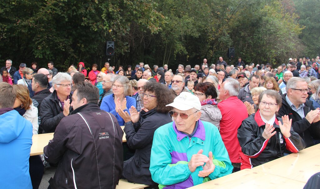 Einweihung Aaresteg Holderbank: Dieses Ereignis liessen sich gut 300 Besucher nicht entgehen. Fotos: Carolin Frei