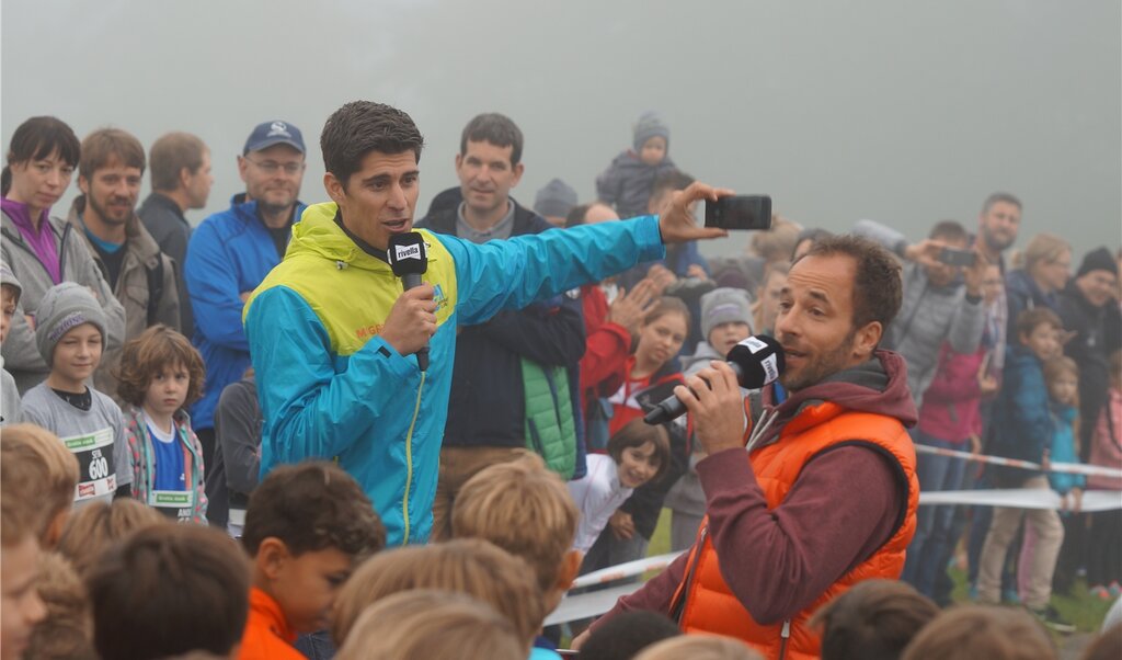 Sorgten für Stimmung beim Strandbad: Ex-Veloprofi Franco Marvulli (links) und Platzspeaker Chrigel Graf unterhielten Läufer und Zuschauer. Foto: rubu