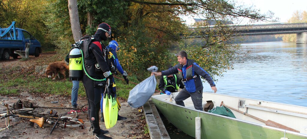 Aareputzete in Wildegg: Taucher und Boote kamen bei der Putzaktion am Samstag zum Einsatz. Fotos: Carolin Frei Aareputzete in Wildegg: Taucher und Boote kamen bei der Putzaktion am Samstag zum Einsatz. Fotos: Carolin Frei