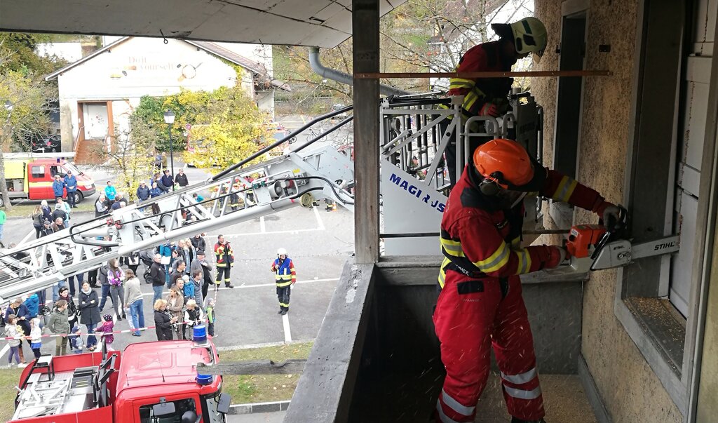 Einsatz im zweiten Stock: Rettung mithilfe der Kettensäge. Einsatz im zweiten Stock: Rettung mithilfe der Kettensäge.
