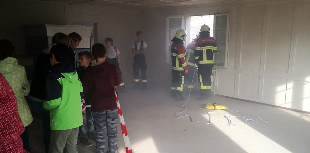 Im Rauch: Die Zuschauer durften die Rettungen im Haus verfolgen. Im Rauch: Die Zuschauer durften die Rettungen im Haus verfolgen.