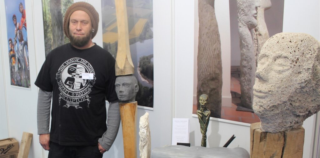 Bildhauer und Plastiker: Rafael Häfliger am Freiamt-Stand. Foto: Alexander Studer