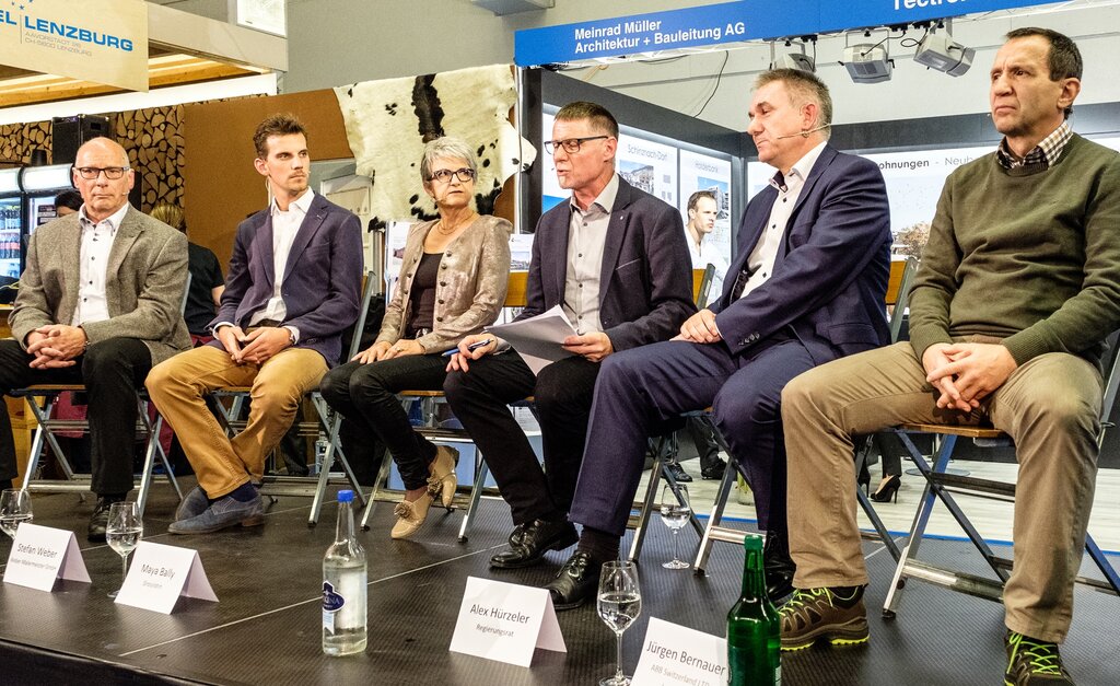 Vertreter aus Politik und Gewerbe im Diskurs: (v.l.) Martin Stücheli, Stadtrat Lenzburg, Stefan Weber, Malermeister in Lenzburg, Maya Bally, Grossrätin Hendschiken, Moderator Jörg Kyburz, Regierungsrat Alex Hürzeler und Jürgen Bernauer, Managing Director ABB Switzerland LTD, Lenzburg. Foto: Peter Siegrist
