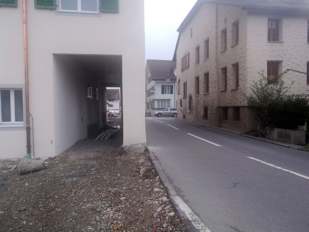 Name gesucht: Der neue Fussgänger-Durchgang beim renovierten «Bären» in Seengen während der Bauzeit. Foto: Fritz Thut