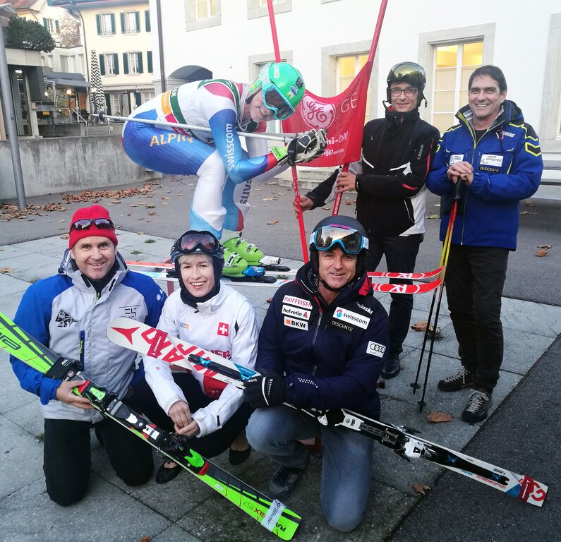 Skirenn-Atmosphäre auf dem Lenzburger Promenadenplatz: Das OK mit vorne von links Andy Läuppi, Kathrin Häusermann, Peter Läuppi, hinten Daniel Styner (auf den Skis), Adrian Pfister und Dieter Zaugg. Foto: Fritz Thut
