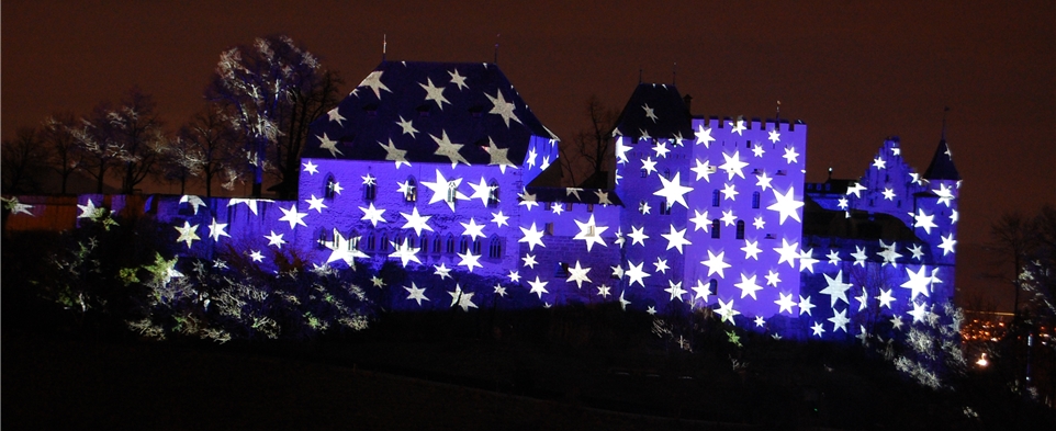 Faszination Lichtkunst in Lenzburg: Die von Gerry Hofstetter mit weissen Sternen beleuchtete Schlossfassade im Winter 2008. Foto: zvg