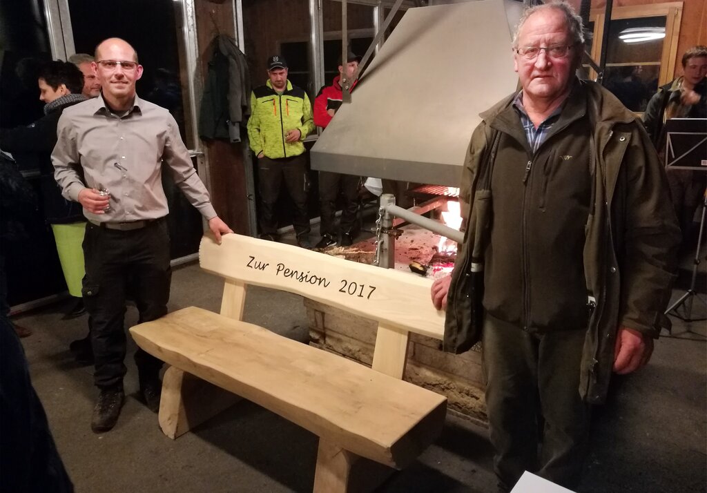 Doppelter Abschied: Der scheidende Forstkommissionspräsident Daniel Lüem überreicht dem pensionierten Förster Heinz Bruder eine Bank aus Rietenberg-Holz. Fotos: Fritz Thut Doppelter Abschied: Der scheidende Forstkommissionspräsident Daniel Lüem überreicht dem pensionierten Förster Heinz Bruder eine Bank aus Rietenberg-Holz. Fotos: Fritz Thut