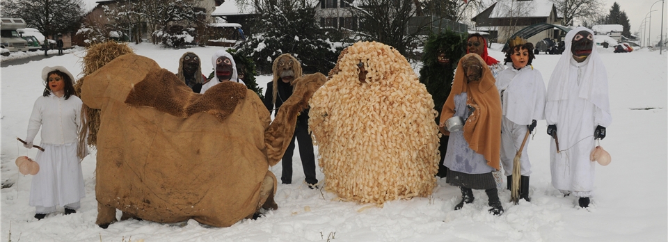 Die Bärzeli-Gruppe im Schnee: Sie besteht aus 15 erwachsenen, ledigen Burschen aus dem Dorf, die eine Maske tragen, die ihr Wesen charakterisiert. Die Bärzeli-Gruppe im Schnee: Sie besteht aus 15 erwachsenen, ledigen Burschen aus dem Dorf, die eine Maske tragen, die ihr Wesen charakterisiert.
