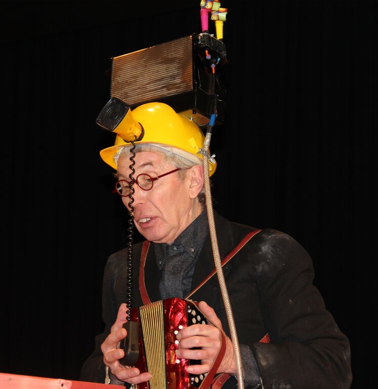 Mit Kopfschmuck am Neujahrsempfang: Theatermann Mark Wetter. Mit Kopfschmuck am Neujahrsempfang: Theatermann Mark Wetter.