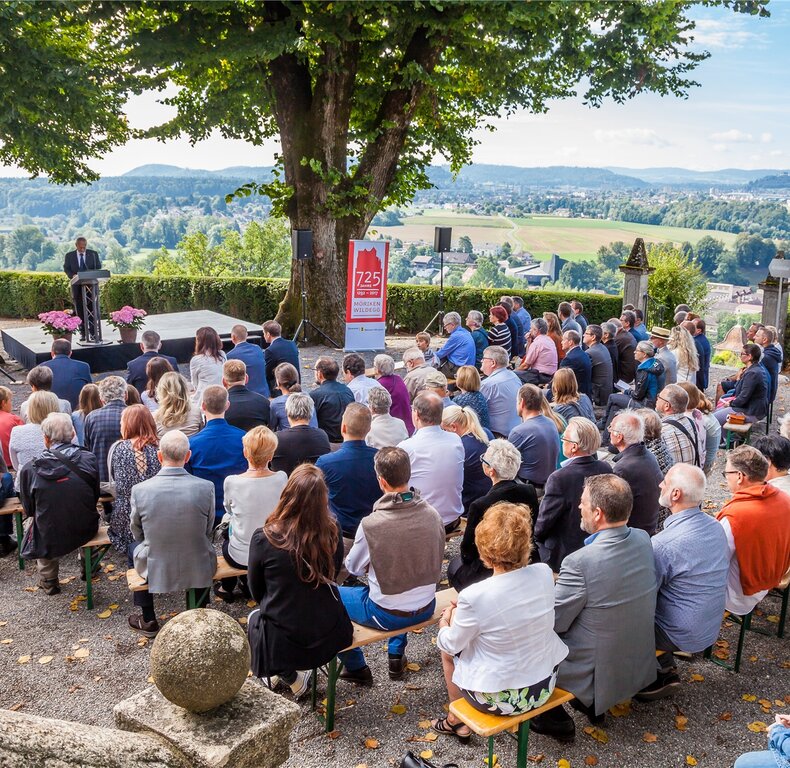 Offizieller Teil: Die Veranstaltung «Hinauf und Hinunter» auf dem Schloss Wildegg beinhaltete die offizielle 725-Jahr-Feier. Foto: zvg
