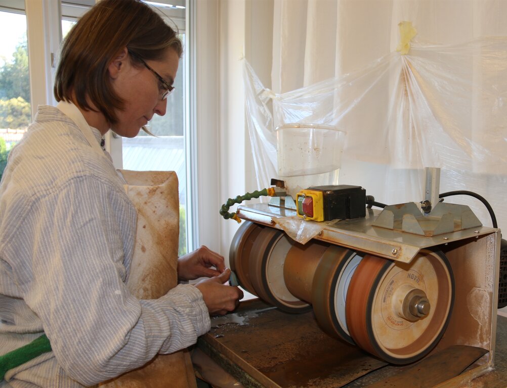 Feinstarbeit: Claudia Röthenmund beim Opalschleifen. Foto: MS
