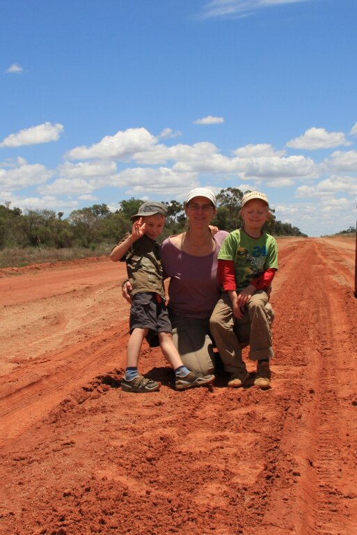 Zu viert ins Outback: Die ganze Familie ist auf den Reisen für die Materialbeschaffung mit dabei. Foto: zvg