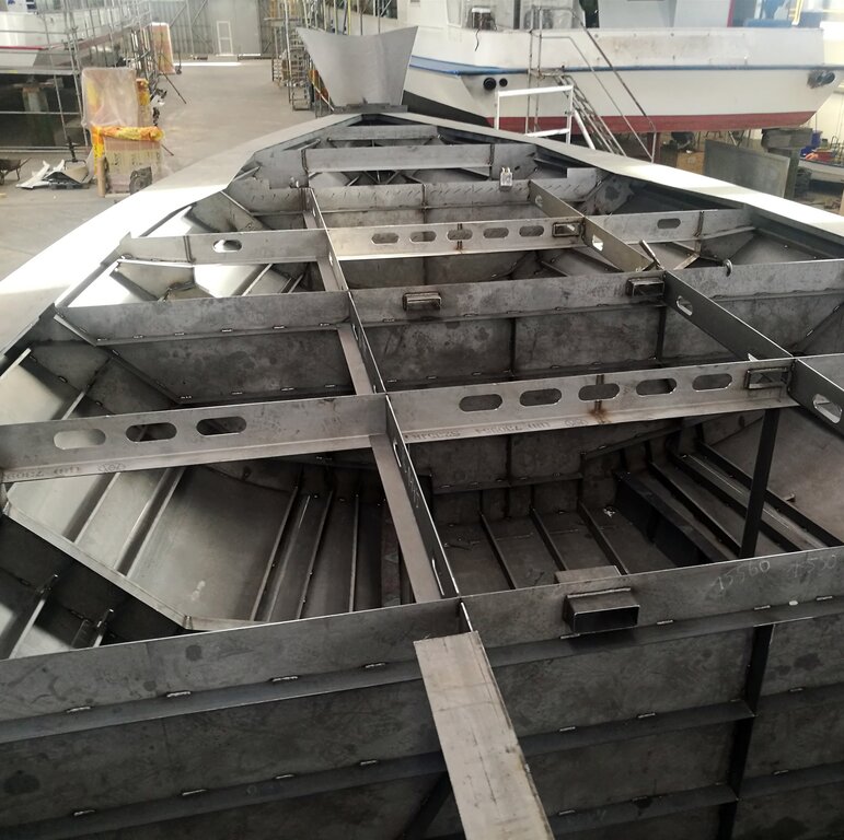 Vorerst noch viel geformtes und verschweisstes Metall: Der Unterbau des Bugs des neuen Hallwilerseeschiffs in der Werft.
