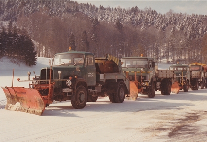 Historische Raritäten: Die ausgerüsteten Lastwagen der Winterdienst-Flotte der Firma Hauri in den 1980er-Jahren. Foto: zvg
