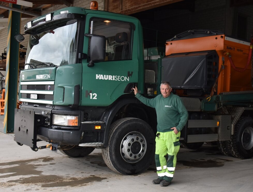 Ein gutes Team: Hauri-Chauffeur Markus Stähelin mit seinem Winterdienst-Lastwagen. Foto: Larissa Hunziker