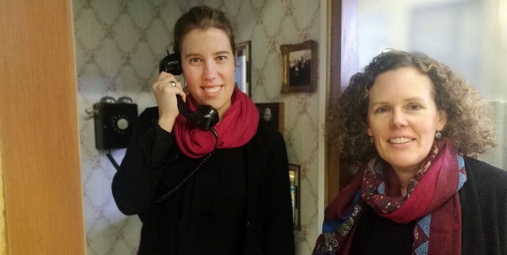 Sophie Haemmerli-Marti unter dieser Nummer: Projektleiterin Jennifer Degen und die Projektverantwortliche Christine von Arx in der Poesiekabine, die im Jubiläumsjahr der Mundartdichterin an verschiedenen Orten in Lenzburg und Othmarsingen aufgestellt wird. Fotos: Fritz Thut
